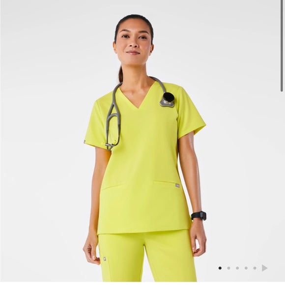 Figs Tops - FIGS Casma Three-Pocket Scrub Top colour Serving Lime v neck with small flaw